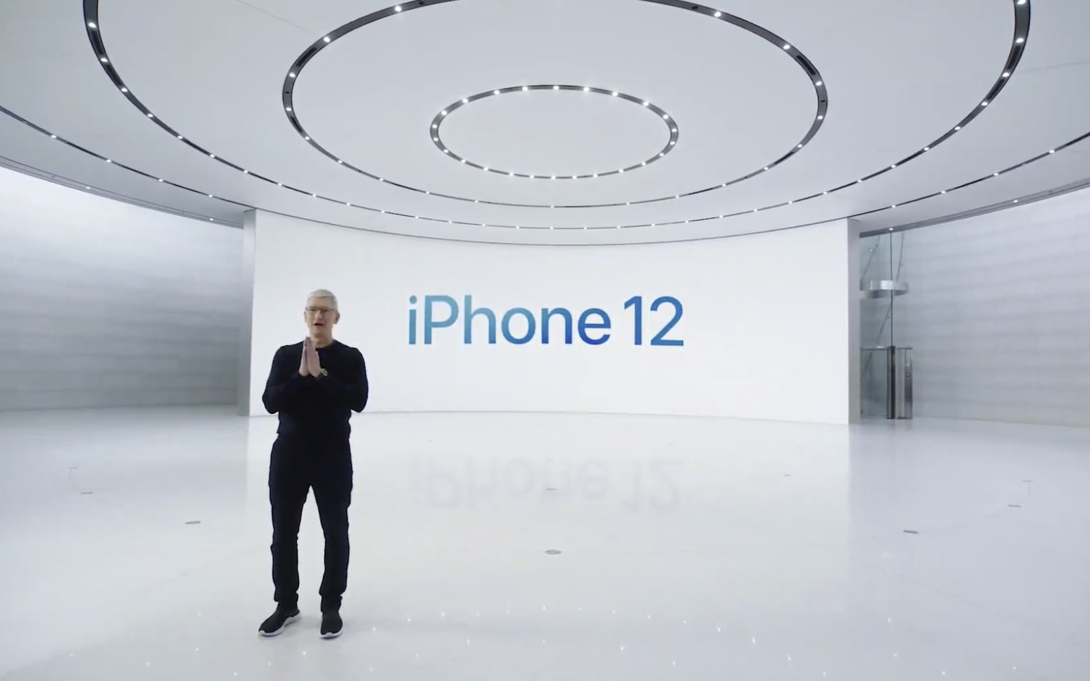 Điểm danh những màn &quot;chọc ngoáy&quot; đối thủ của Apple trong sự kiện vén màn iPhone 12