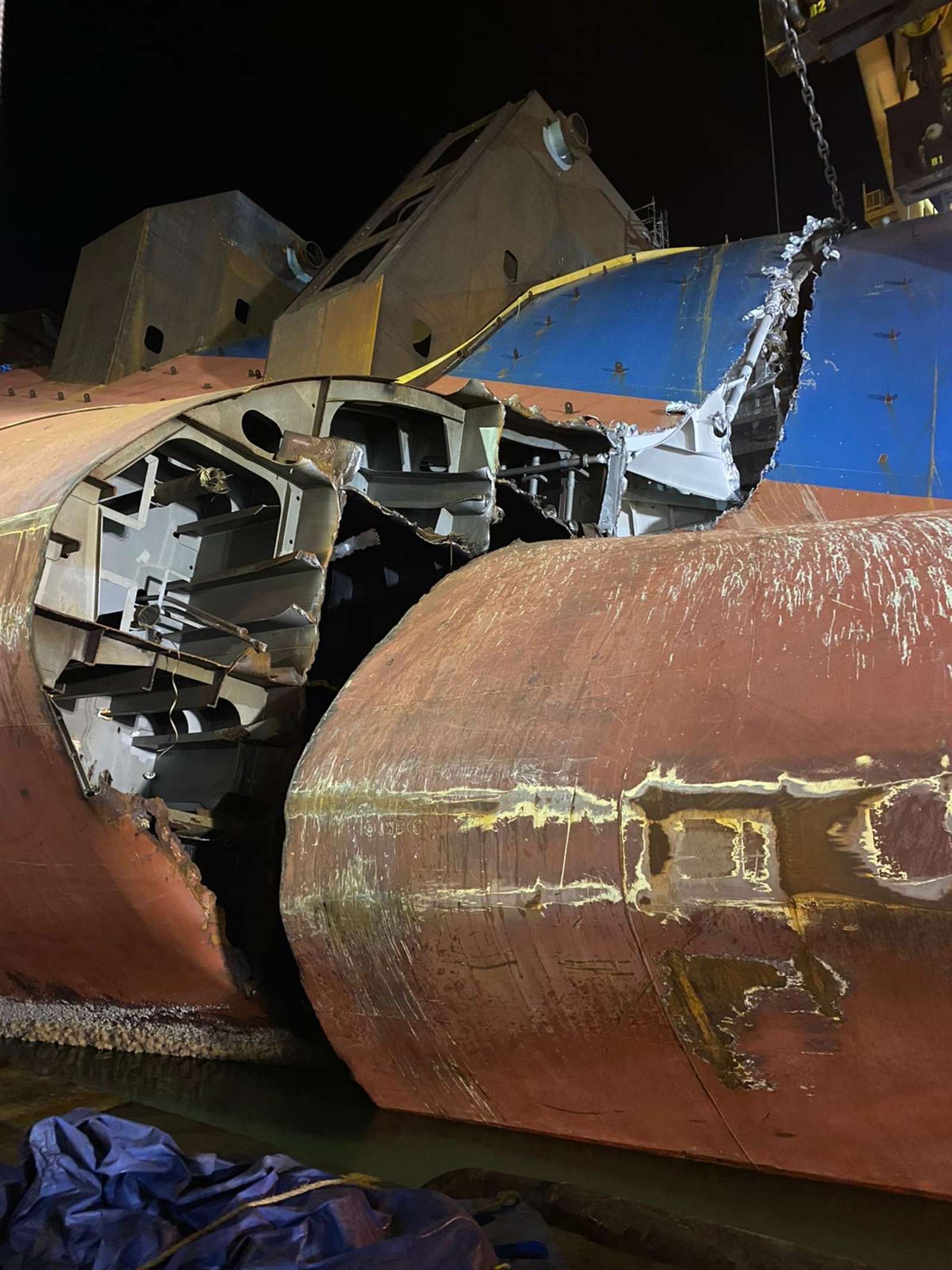 Затонувшее судно с машинами. 1нм нить разрезает корабль. Затонувшее судно с автомобилями. Изонить в англии 16 век. Сухогруз рио распилили.