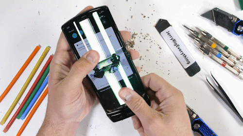 Tra tấn Moto RAZR 2019: Smartphone màn hình gập siêu mỏng manh - Ảnh 22.