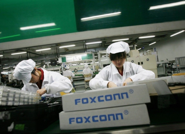 Bên cạnh sản xuất iPhone, Foxconn đang phải sản xuất 2 triệu chiếc khẩu trang mỗi ngày  - Ảnh 1.