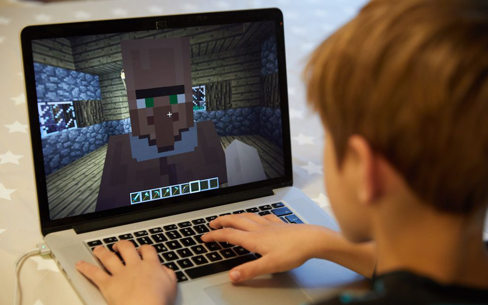 Không muốn người dân tụ tập ngoài đường, chính phủ Ba Lan tự mở luôn server Minecraft để 'dụ' giới trẻ ngồi nhà chơi game