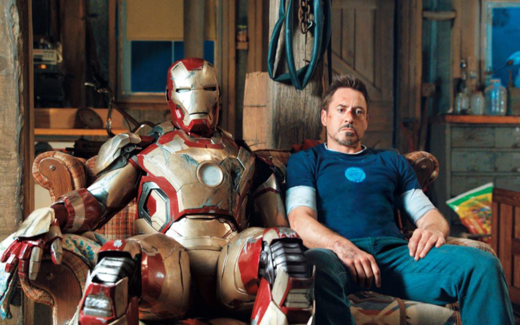Tony Stark trong đoạn cuối Iron Man 3 là giả, do công nghệ CGI tạo ra để thay cho &quot;bản gốc&quot; đang tạm nghỉ vì gãy chân