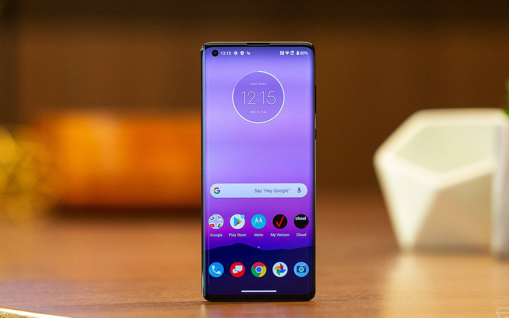 Motorola quay trở lại cuộc đua smartphone cao cấp với Edge Plus giá 1.000 USD