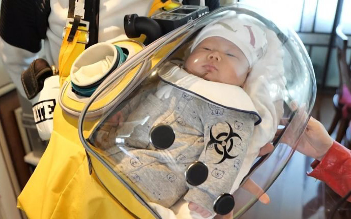 Ông bố trẻ người Trung Quốc tự tạo ra chiếc kén siêu đáng yêu để bảo vệ cậu con trai bé bỏng của mình