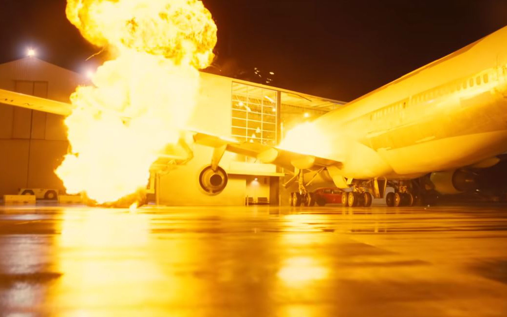 Chịu chơi như Christopher Nolan: Mua hẳn 1 chiếc máy bay Boeing về quay cảnh cháy nổ cho chân thật, khỏi cần CGI