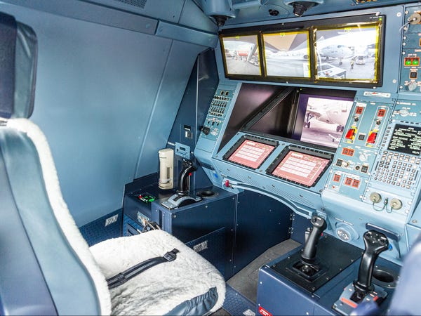 Airbus vượt mặt Boeing, là hãng hàng không đầu tiên trên thế giới có thể bơm xăng tự động khi đang bay - Ảnh 12.