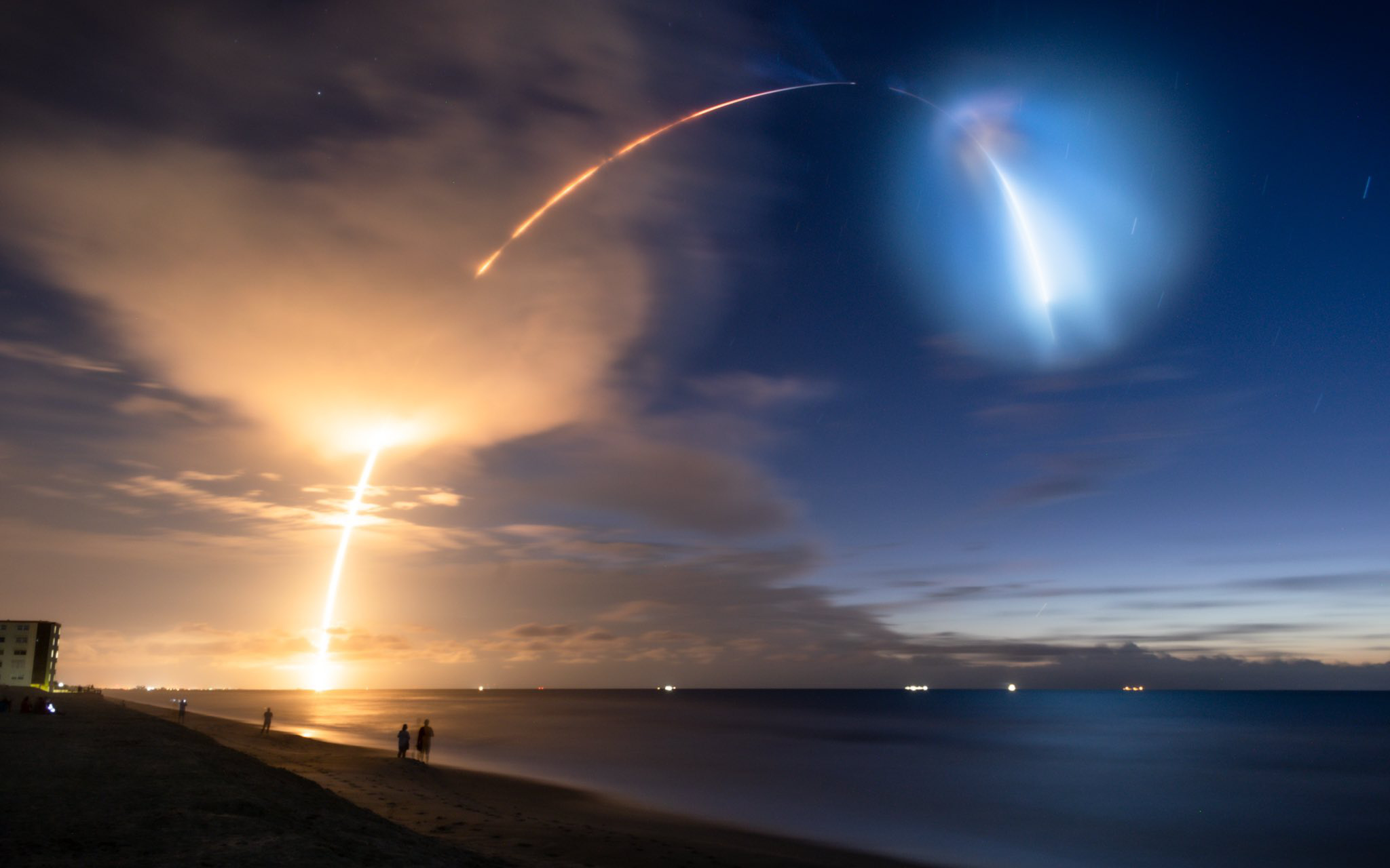 Màn phóng tàu thành công của SpaceX gây ra mây dạ quang - hiện tượng thiên nhiên hiếm gặp và đẹp mê hồn