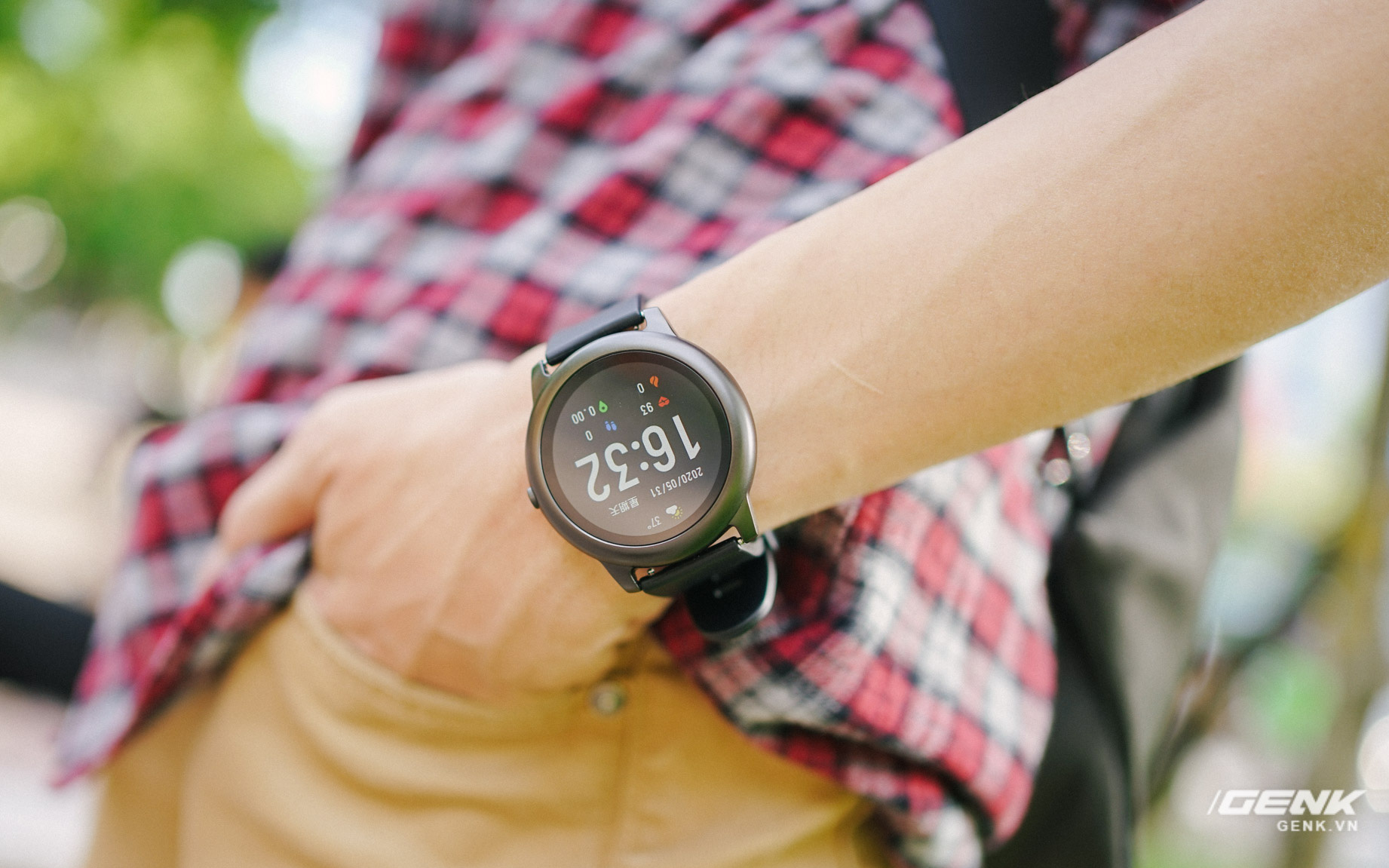 Trên tay smartwatch Haylou Solar: Thiết kế ổn, pin 30 ngày, chống nước IP68, giá 700.000 đồng