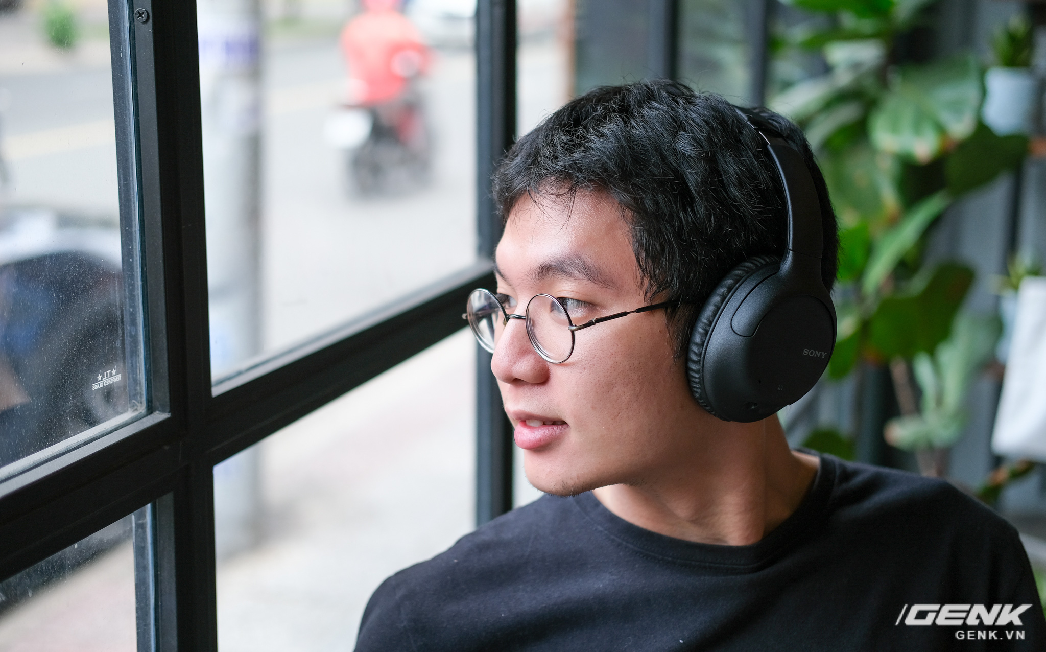 Cận cảnh bộ đôi tai nghe không dây mới của Sony: Một in-ear, một over-ear, mức giá dễ tiếp cận