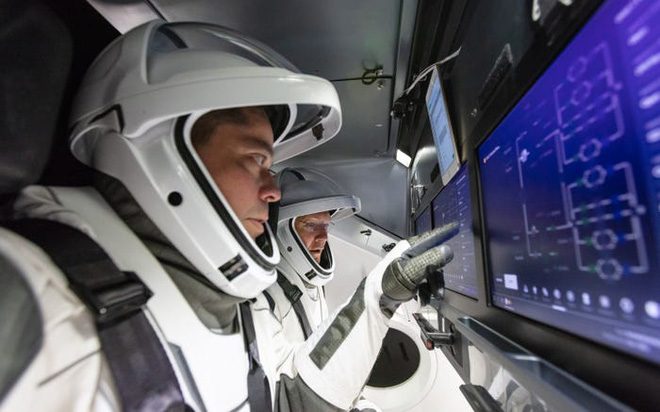 Phi hành gia của NASA vừa bước chân ra khỏi trạm vũ trụ ISS đã gặp sự cố, làm mất luôn chiếc gương đeo tay của mình - Ảnh 3.
