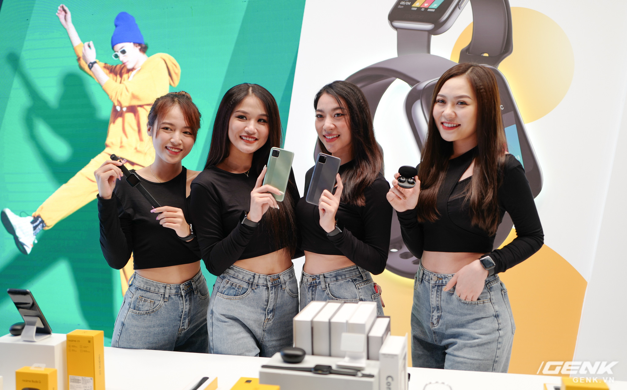 Realme mở rộng hệ sinh thái sản phẩm tại Việt Nam, ra mắt cùng lúc điện thoại, tai nghe và đồng hồ thông minh