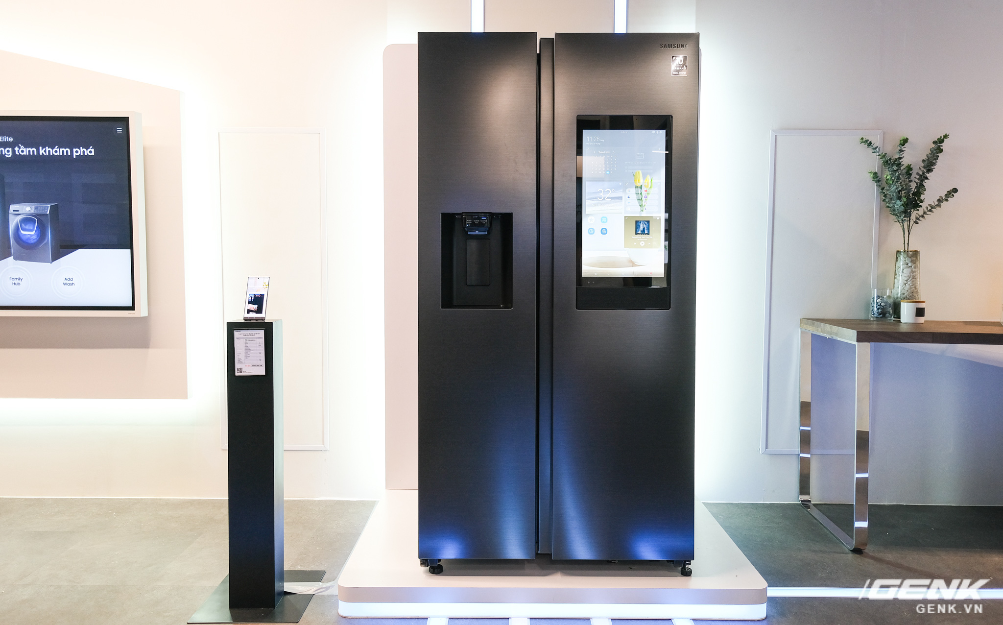 Samsung ra mắt tủ lạnh thông minh đầu tiên tại Việt Nam: lướt web, nghe nhạc, nhắn tin ngay trên cửa tủ, tự chụp ảnh mỗi lần đóng, giá gần 47 triệu