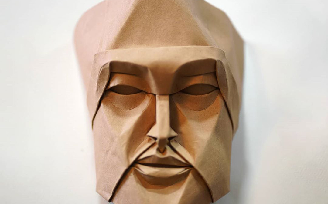 Không cần sách hướng dẫn, anh nghệ sĩ tự mò mẫm cách gấp origami ra hình những khuôn mặt siêu chi tiết, cực kỳ ấn tượng