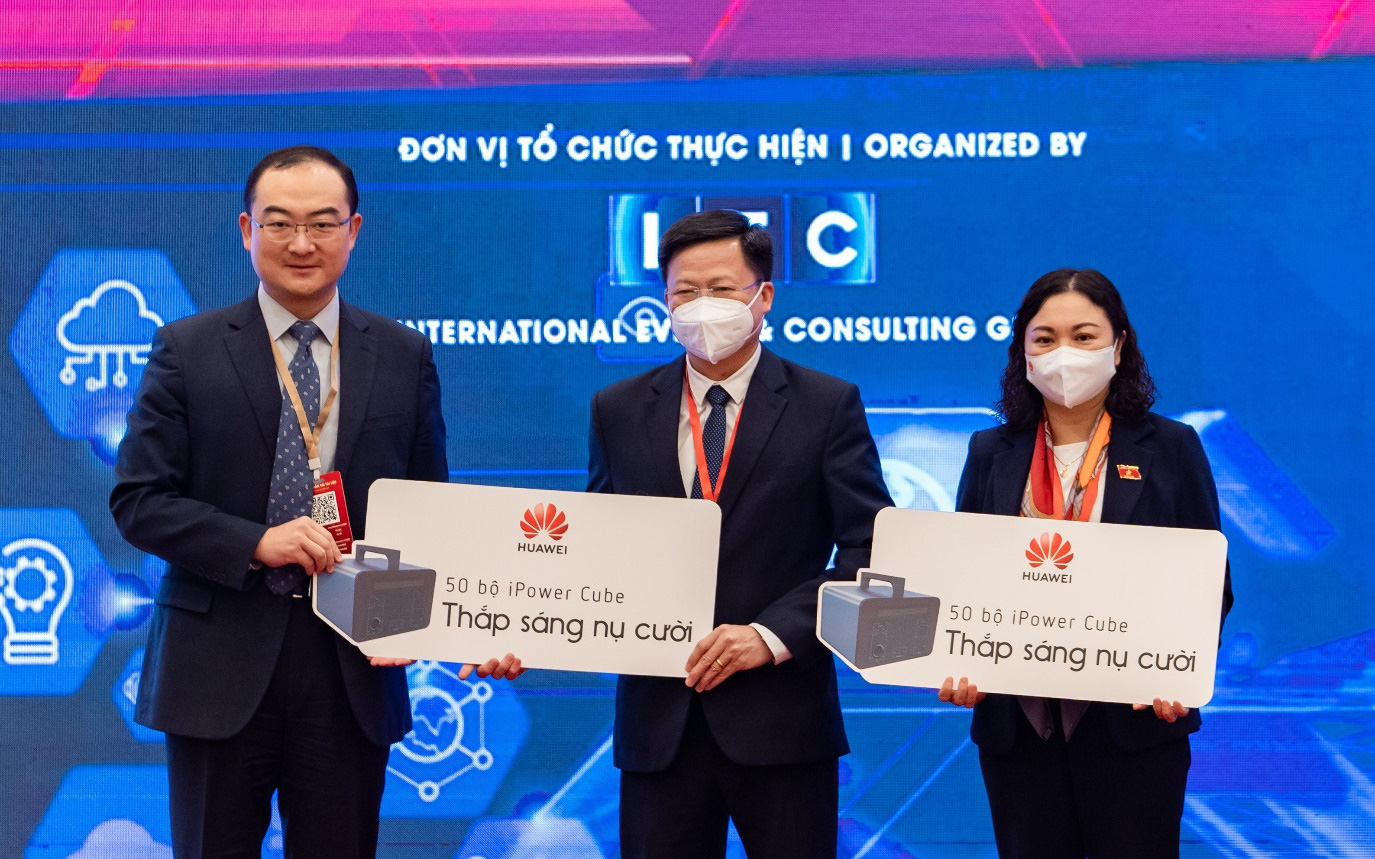 Huawei trao tặng 100 thiết bị trạm sạc dự phòng di động cho các trường vùng sâu