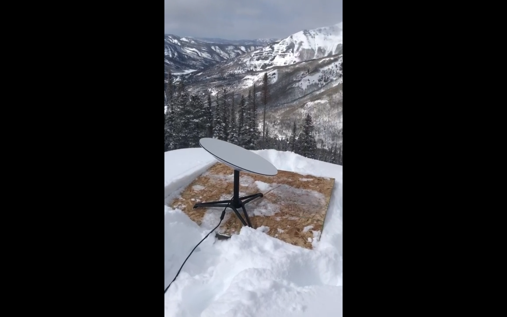 Người dùng Reddit mang chảo vệ tinh của Starlink lên núi tuyết cao 3.000 mét để thử nghiệm, internet vẫn chạy &quot;phà phà&quot;