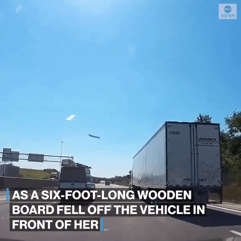 Thanh gỗ văng ra từ xe tải đâm thủng kính ô tô chạy sau như trong phim Final Destination - Ảnh 2.