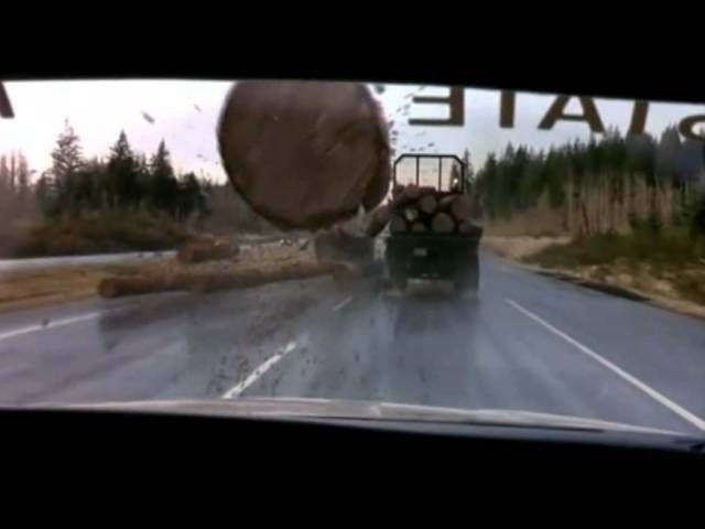 Thanh gỗ văng ra từ xe tải đâm thủng kính ô tô chạy sau như trong phim Final Destination - Ảnh 1.