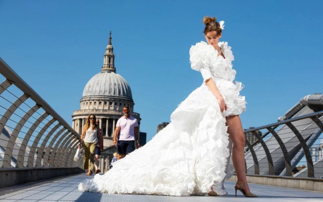 Mừng ngày gỡ bỏ quy định bắt buộc &quot;bịt mặt&quot; khi ra đường, nhà thiết kế Anh may bộ váy cưới từ 1.500 chiếc khẩu trang y tế
