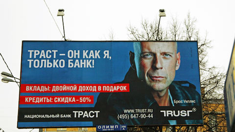 [Video] Nhà mạng di động Nga chơi lớn: thuê tài tử Bruce Willis đóng phim quảng cáo chết cười, chống chỉ định xem khi đang ăn cơm hay uống nước! - Ảnh 3.