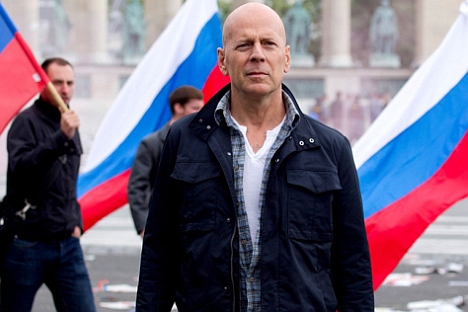 [Video] Nhà mạng di động Nga chơi lớn: thuê tài tử Bruce Willis đóng phim quảng cáo chết cười, chống chỉ định xem khi đang ăn cơm hay uống nước! - Ảnh 2.