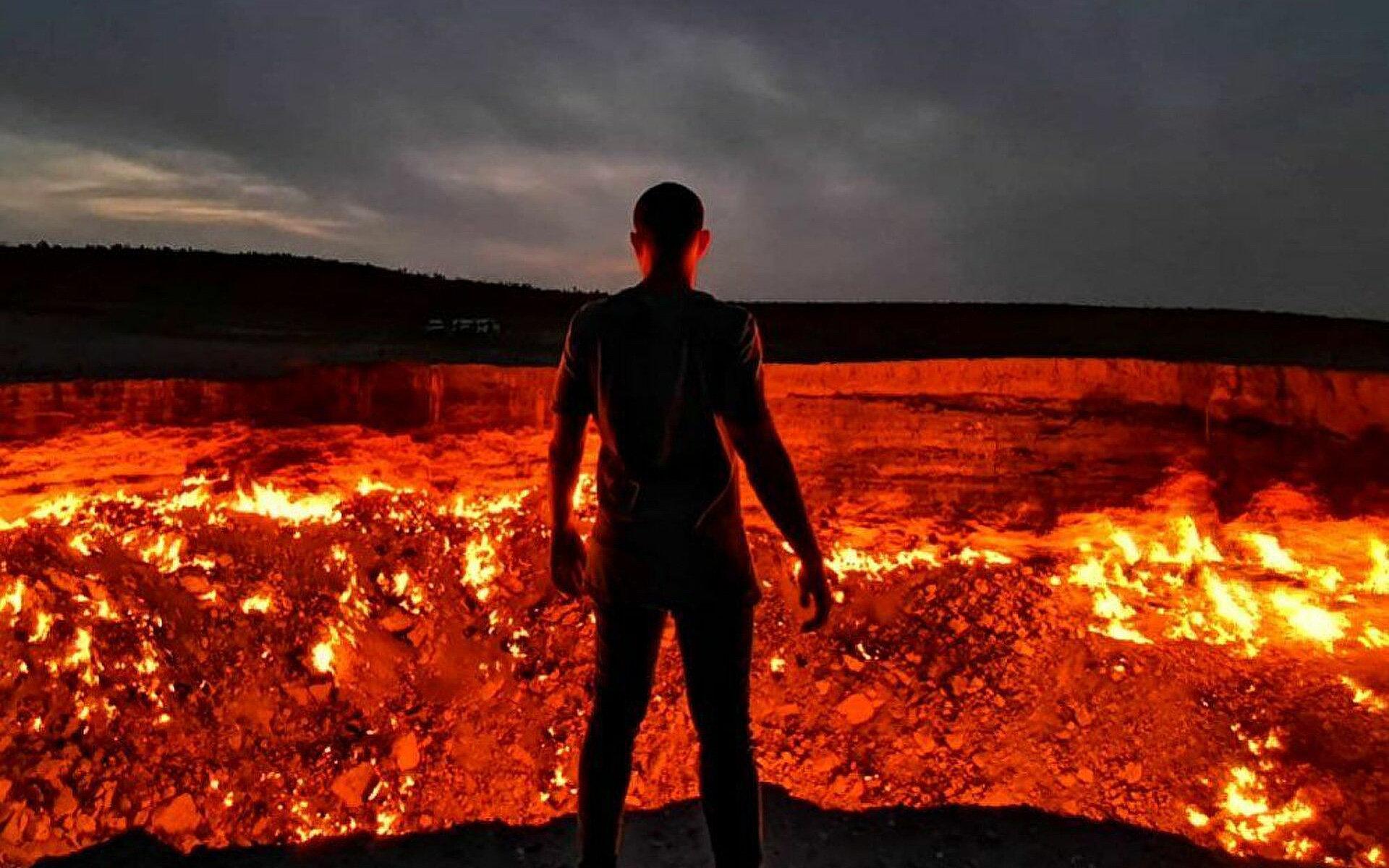 Turkmenistan muốn dập tắt "Cổng địa ngục" đã bốc cháy suốt 50 năm trên sa mạc!