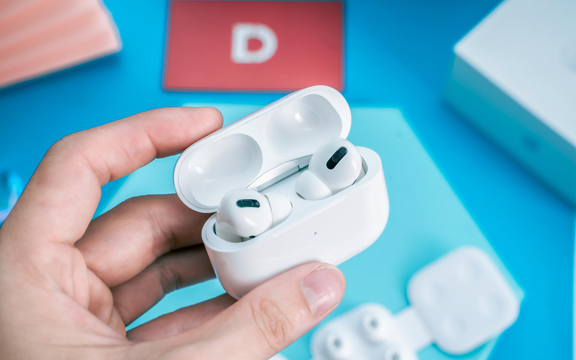 Chỉ còn 4,7 triệu đồng, giá rẻ nhất từ trước đến nay - AirPods Pro hút hàng dịp cận Tết 2022