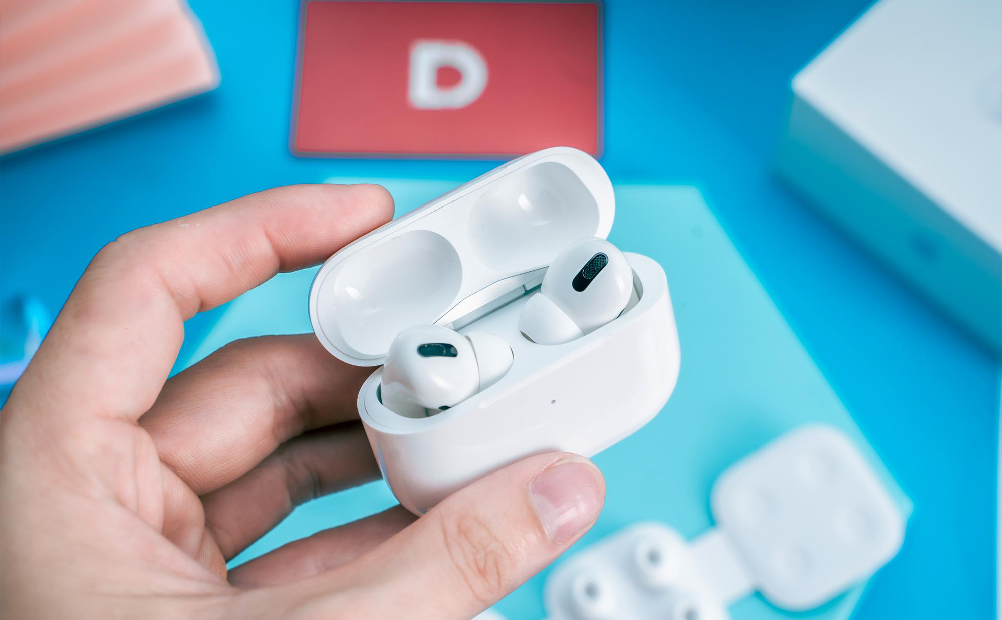 Chỉ còn 4,7 triệu đồng, giá rẻ nhất từ trước đến nay - AirPods Pro hút hàng dịp cận Tết 2022 - Ảnh 2.