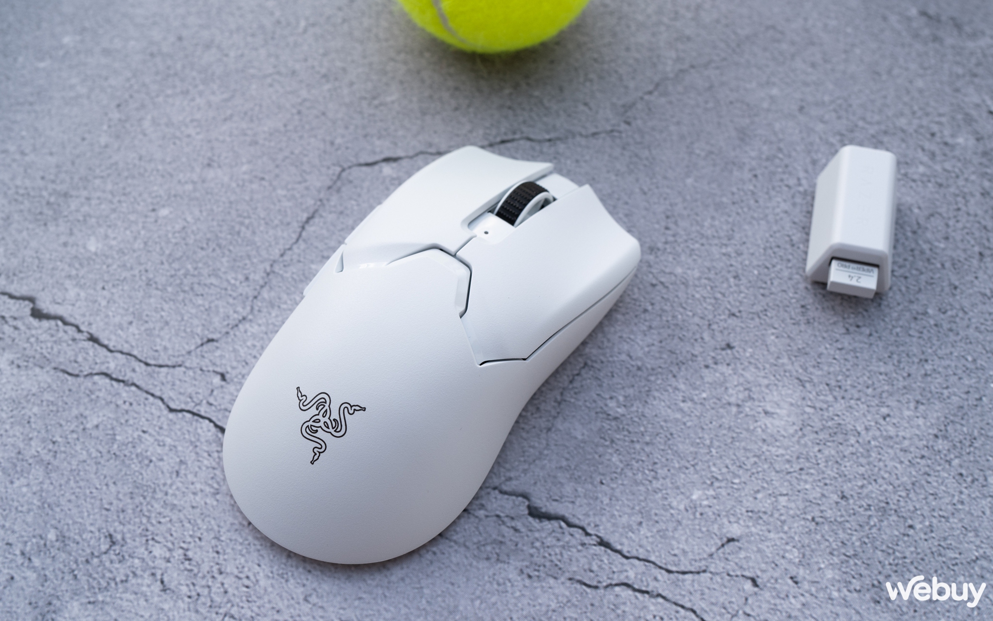 Trên tay chuột gaming Razer Viper V2 Pro: Nhẹ ngang một quả bóng tennis, mắt đọc thế hệ mới