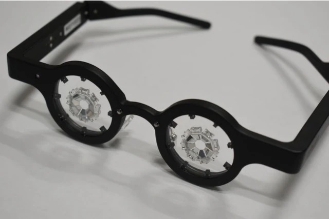 Chiếc kính này có thể ngăn chặn và đảo ngược chứng cận thị - Ảnh 1.