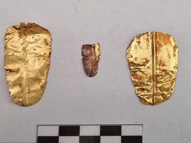 Các nhà khảo cổ học vừa phát hiện ra hai ngôi mộ Ai Cập cổ đại chứa xác ướp 2.500 tuổi có lưỡi bằng vàng - Ảnh 5.