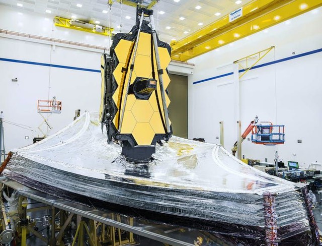 NASA phóng thành công kính viễn vọng không gian James Webb, &quot;cỗ máy thời gian&quot; cho ta nhìn về quá khứ Vũ trụ - Ảnh 1.