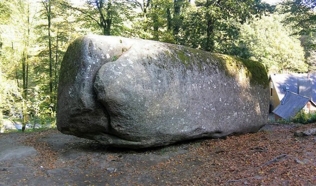 The Trembling Rock – Tảng đá nặng 132 tấn mà bất cứ ai cũng có thể di chuyển được nó - Ảnh 1.
