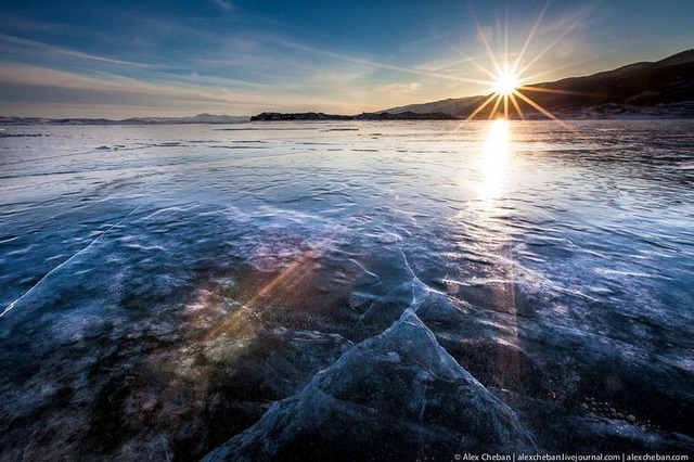 Hiện tượng kỳ lạ: Sóng đóng băng, vỡ tan như kính trên hồ nước ngọt lớn nhất thế giới - Ảnh 6.