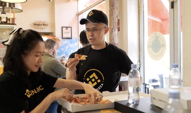 Vài ngày sau khi đăng tweet &quot;Lại nghèo&quot;, CEO Binance CZ bị bắt gặp làm shipper giao pizza: Chuyện gì đang xảy ra? - Ảnh 2.