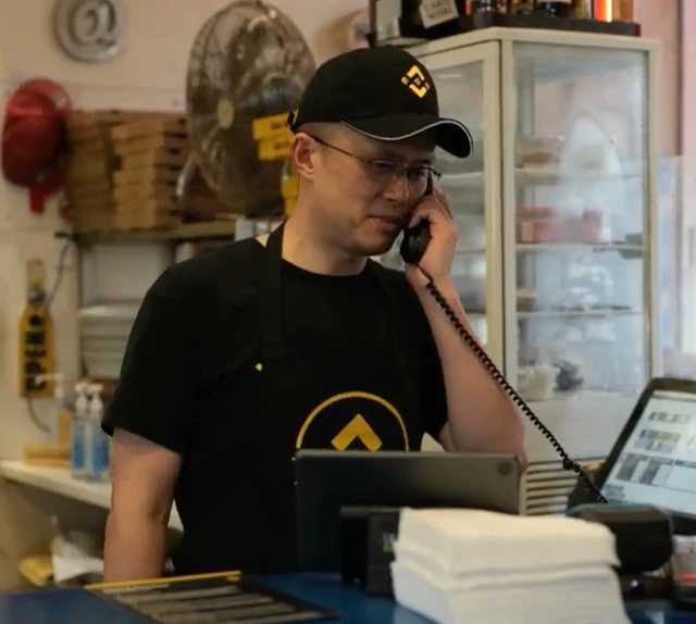 Vài ngày sau khi đăng tweet &quot;Lại nghèo&quot;, CEO Binance CZ bị bắt gặp làm shipper giao pizza: Chuyện gì đang xảy ra? - Ảnh 4.