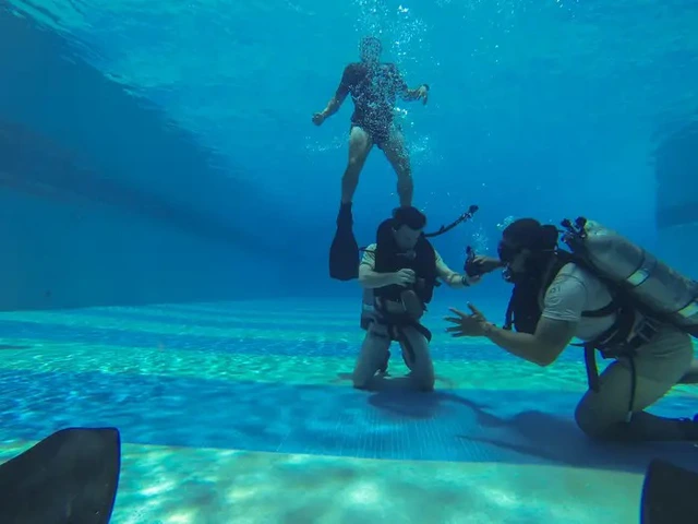 Bên trong khóa học khắc nghiệt chuyên đào tạo thợ lặn chiến đấu của quân đội Mỹ, người tốt nghiệp không khác gì Aquaman - Ảnh 2.
