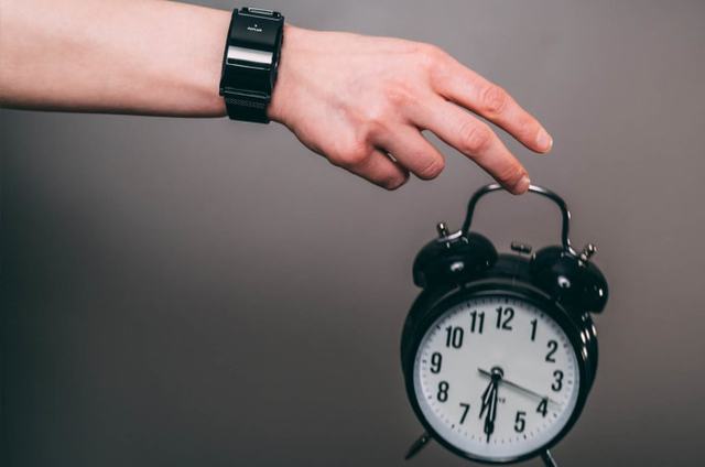Dân ngủ nướng chắc chắn cần món này: Đồng hồ đeo tay với khả năng báo thức bằng cách giật điện - Ảnh 3.