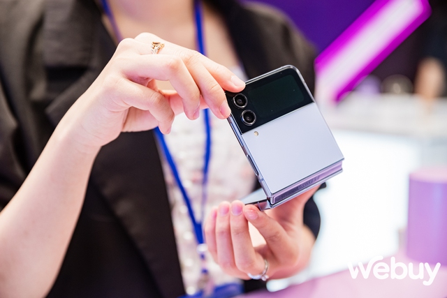 Cận cảnh điện thoại gập Galaxy Z Fold/ Z Flip thế hệ thứ 4 tại Việt Nam: Thiết kế gọn nhẹ, thêm nhiều tính năng đa nhiệm, pin lớn hơn, dùng Snapdragon 8  Gen1 - Ảnh 2.