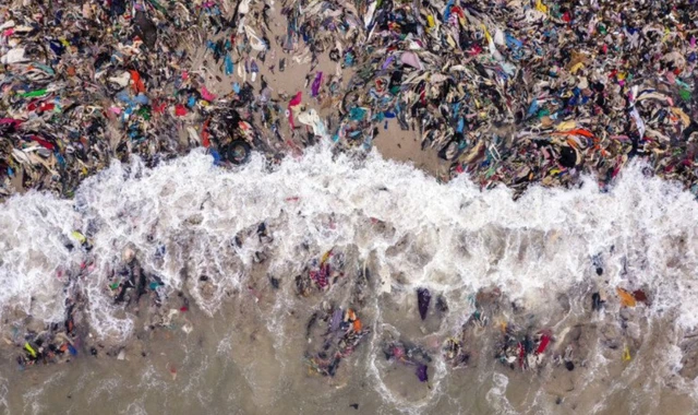 Sốc trước hình ảnh rác thải nhựa từ thời trang nhanh đang từng ngày gây ô nhiễm đại dương - Ảnh 1.