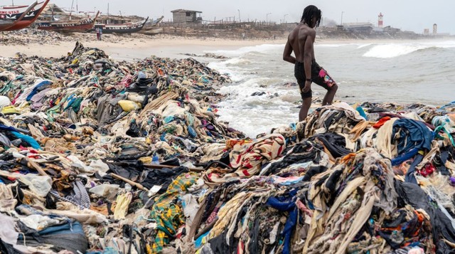 Sốc trước hình ảnh rác thải nhựa từ thời trang nhanh đang từng ngày gây ô nhiễm đại dương - Ảnh 2.