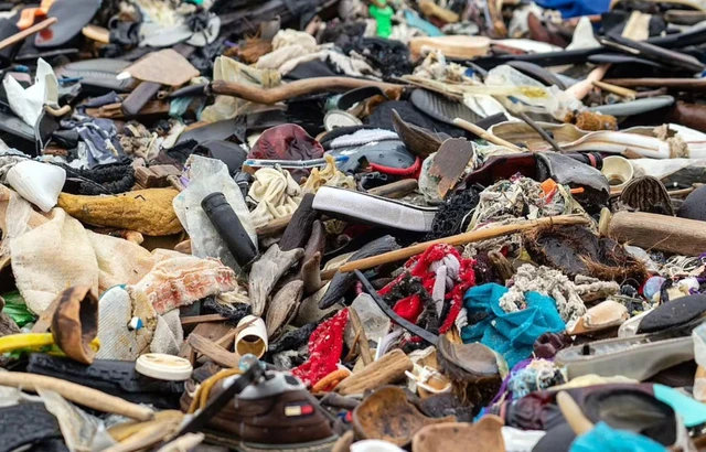 Sốc với hình ảnh rác thải nhựa từ thời trang nhanh đang hàng ngày làm ô nhiễm đại dương - Ảnh 5.