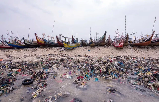 Sốc trước hình ảnh rác thải nhựa từ thời trang nhanh đang từng ngày gây ô nhiễm đại dương - Ảnh 6.