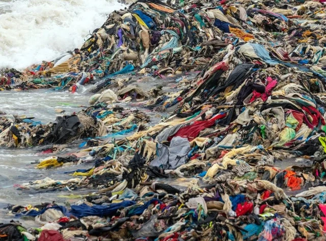 Sốc với hình ảnh rác thải nhựa từ thời trang nhanh đang hàng ngày làm ô nhiễm đại dương - Ảnh 3.