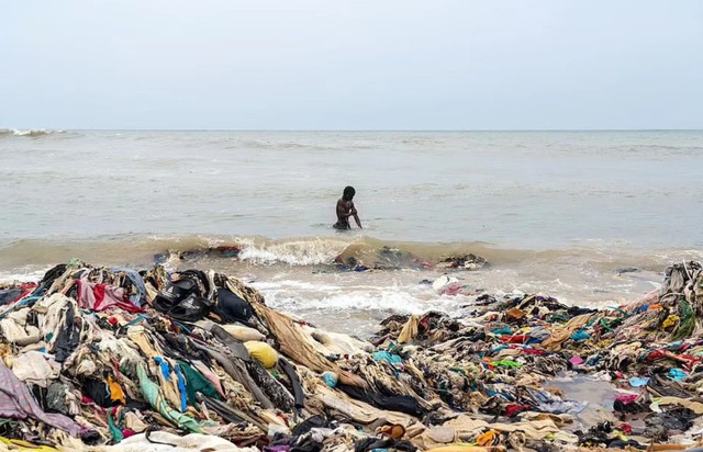 Sốc trước hình ảnh rác thải nhựa từ thời trang nhanh đang từng ngày gây ô nhiễm đại dương - Ảnh 4.