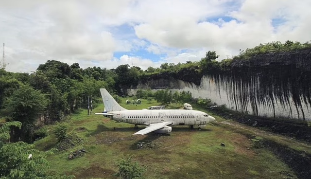 Bí ẩn đằng sau chiếc Boeing 737 bị bỏ quên trên cánh đồng ở Bali suốt nhiều năm trời - Ảnh 3.