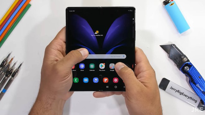 Galaxy Z Fold 2 đã vượt qua được bài kiểm tra bụi bẩn mà bản tiền nhiệm đã phải bó tay - Ảnh 1.