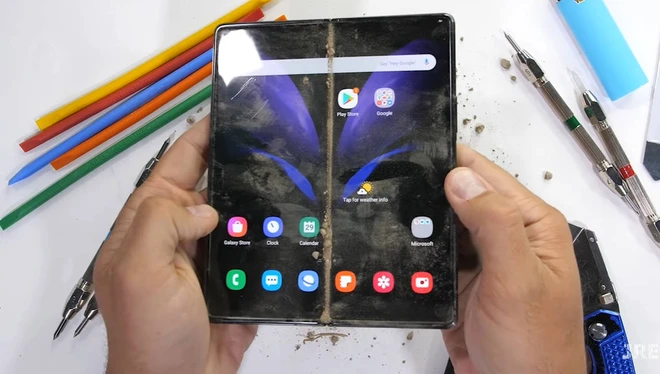 Galaxy Z Fold 2 đã vượt qua được bài kiểm tra bụi bẩn mà bản tiền nhiệm đã phải bó tay - Ảnh 2.