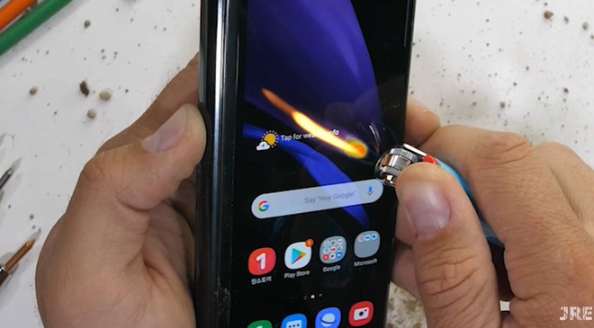 Galaxy Z Fold 2 đã vượt qua được bài kiểm tra bụi bẩn mà bản tiền nhiệm đã phải bó tay - Ảnh 6.