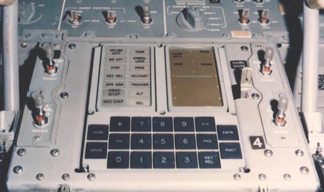 Hóa ra, củ sạc mà chúng ta dùng hàng ngày còn mạnh hơn cả máy tính dẫn đường cho tàu Apollo 11 - Ảnh 1.