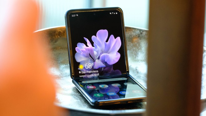 Samsung Galaxy Z Flip thành công vượt mong đợi, cháy hàng ngay sau khi mở bán tại Mỹ và Hàn Quốc - Ảnh 1.